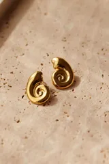 Caravanas de acero inoxidable bañadas en oro de 18K con diseño en forma de caracol.