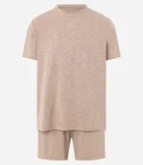 Conjunto de pijama para hombre, compuesto por una remera de manga corta con cuello redondo y un short con cintura elástica y cordón de ajuste. El tejido es de malla flamê con efecto mezcla en tonos beige y marrón.