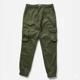 Pantalón cargo negro de corte relajado, con cintura elástica ajustable con cordón, bolsillos laterales con solapa y botones, y puños elásticos en los tobillos.