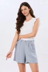 Short de viscolino color beige, con media cintura elastizada, bolsillos amplios y detalle de volado en los laterales.