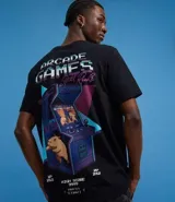Remera negra de algodón con estampa en la espalda de una máquina de videojuegos arcade con un carpincho jugando. Incluye la frase 'Arcade Games Still Rocks' y detalles de puntaje.