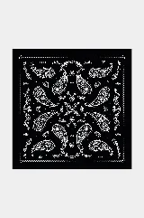Pañuelo cuadrado de tela con diseño estampado de estilo paisley en color blanco sobre fondo negro.