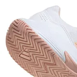 Championes deportivos Adidas modelo Game Court 2, diseñados para tenis, en color blanco con detalles en rosado suave. Presentan una estructura de malla transpirable con refuerzos sintéticos y suela de goma con patrón de agarre.