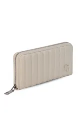 Billetera de dama en símil cuero color negro, de diseño acolchado con costuras verticales que forman relieves y cierre perimetral. Incluye monograma en la esquina inferior y viene con caja de presentación estampada.
