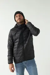 Campera de nylon color bordó con cuello, capucha removible y bolsillos laterales con cierre.