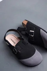 Sandalias Brokers Wear modelo Leblon Black, de color negro con puntera gris, tira trasera ajustable y hebilla metálica lateral.