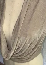 Conjunto de dos piezas color beige, compuesto por un top halter con escote drapeado y una falda larga de corte recto y tiro alto.