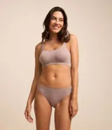 Bombacha de bikini femenina, sin costuras, de corte lateral mediano y textura acanalada.