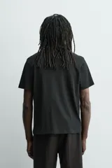Camiseta de corte regular con cuello redondo, manga corta y bolsillo plastrón en el pecho. Presenta un acabado de color verde con efecto lavado.