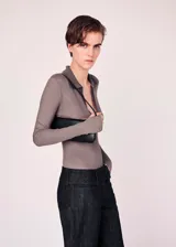 Body de manga larga color malva, con cuello tipo polo y escote en V pronunciado.