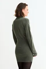 Vestido corto de tejido de punto color verde oliva, con cuello polo, escote en V y mangas largas. Presenta un diseño ajustado con textura acanalada.