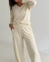 Remera de lanilla con textura acanalada, escote en V y mangas largas estilo oxford. Presenta un diseño ajustado al cuerpo.
