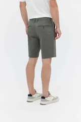 Bermuda de corte chino color azul marino, con diseño clásico de líneas simples y estructura liviana.