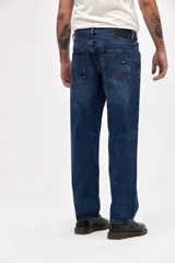 Jean de corte recto y holgado en cadera y cintura, confeccionado en denim azul de tono medio.