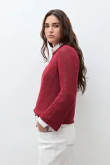 Sweater de punto color verde oliva con escote bote y mangas largas acampanadas.