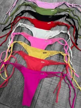 Bombacha de bikini colaless con lazos laterales y detalle de crochet en la parte superior.