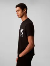 Remera de cuello redondo y manga corta, confeccionada en punto de algodón. Presenta un estampado gráfico en el pecho con el monograma de la marca y el texto New York.