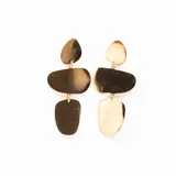 Aros colgantes dorados con tres piezas geométricas irregulares unidas por argollas. Cierre de gancho.