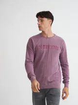 Buzo color tostado con cuello redondo, corte central y mangas raglán. Presenta un estampado frontal con la palabra "UNFRMDENIM" en negro.