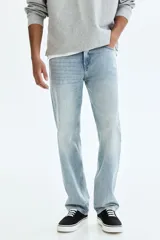 Jean de cinco bolsillos en denim de algodón con lavado claro y leve efecto desteñido. Modelo de cintura clásica, con cierre frontal y corte recto de pierna holgada.