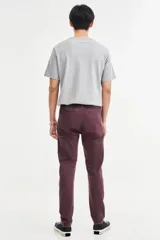 Pantalón chino color borgoña, de corte slim fit, con bolsillos laterales y traseros.