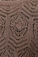 Jersey de punto marrón topo con diseño calado de flores y mangas largas terminadas en volantes acampanados.