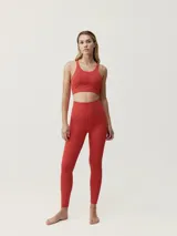 Top deportivo de sujeción media-alta, con diseño de espalda nadadora y detalles de perforaciones láser para mayor transpirabilidad.