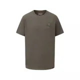 Remera de algodón color marrón topo, con cuello redondo, manga corta y pequeño estampado gráfico en el pecho izquierdo.