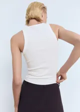 Top de canalé de mezcla de algodón y lyocell, de corte entallado, sin mangas y con cuello halter y tirantes anchos.