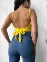 Crop top rojo con breteles finos y escote en V.