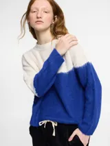 Sweater tejido en jersey con diseño a bloques de color blanco y azul.