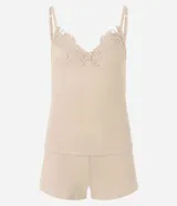 Pijama short doll de dos piezas en color beige, confeccionado en tejido acanalado de viscosa con elastano. Incluye una musculosa con breteles finos regulables y un short de cintura elastizada.