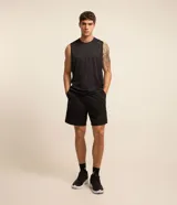 Bermuda deportiva para hombre de la marca Get Over, confeccionada con tecnología Dry de poliéster altamente transpirable. Cuenta con cintura elástica con cordón interno, bolsillos laterales y estampa lettering sutil en el lateral.