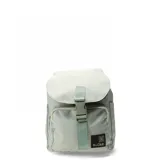 Mochila urbana de diseño compacto, color verde menta, con solapa superior y cierre de hebilla plástica. Presenta un bolsillo frontal con cierre y parche con logo de la marca N+Club.