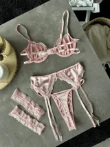 Conjunto de lencería de tres piezas color rosado, confeccionado en satén con detalles de encaje. Incluye soutiene con aro y copa armada, colaless y cinturón portaligas con tiras ajustables.