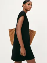 Vestido corto amarillo con cuello redondo, mangas cortas con dobladillo y bolsillo de parche en el pecho.