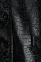 Chaqueta negra de tejido revestido con textura efecto cocodrilo, cuello clásico, cierre frontal de botones y bolsillos delanteros con solapa.