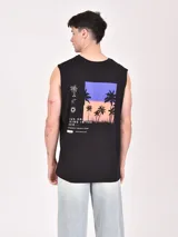 Musculosa negra con cuello redondo y sisa amplia, con pequeño estampado de palmera en el pecho.