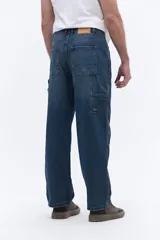 Jean estilo carpenter de inspiración workwear, con calce relajado y tiro medio. Presenta bolsillos laterales funcionales, costuras reforzadas y etiqueta de la marca Mistral en el bolsillo lateral.