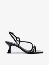 Sandalias de tacón medio modelo Loira, confeccionadas en cuero charol negro con tiras cruzadas cubiertas de strass. Tienen punta cuadrada, taco fino laqueado de 6,5 cm y tira ajustable al talón con hebilla.