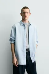 Camisa relaxed fit de denim ligero color celeste, con cuello solapa, manga larga con puños abotonados y cierre frontal de botonadura. Confeccionada con una mezcla de lino y algodón con efecto lavado.