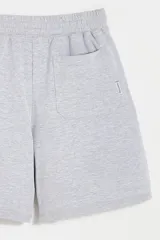 Bermuda de algodón con cintura elástica y cordón ajustable, de corte recto y estilo deportivo.