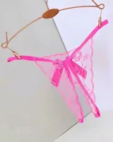 Tanga abierta de encaje translúcido fucsia con diseño abierto y bordados delicados de rosas.
