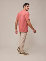 Remera básica de cuello redondo con bolsillo frontal, confeccionada en algodón con efecto de lavado gastado.