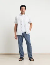 Pantalón de vestir verde de corte recto.