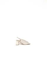 Sandalias de taco medio, color off white, con diseño de puntera abierta y tira ajustable en el talón.