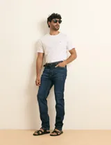 Pantalón de jean azul corte slim de cinco bolsillos, con diseño clásico y acabado deslavado.