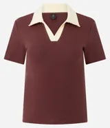 Blusa de manga corta confeccionada en tejido acanalado de algodón con elastano, de color bordó con cuello polo en tono amarillo claro y escote en V.