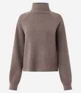 Buzo de cuello alto estructurado, confeccionado en tejido modal acanalado color marrón. Presenta un corte regular, mangas largas con puños ajustados y diseño minimalista.