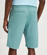 Bermuda de sarga color blanco, de corte recto y diseño básico con bolsillos laterales y traseros.